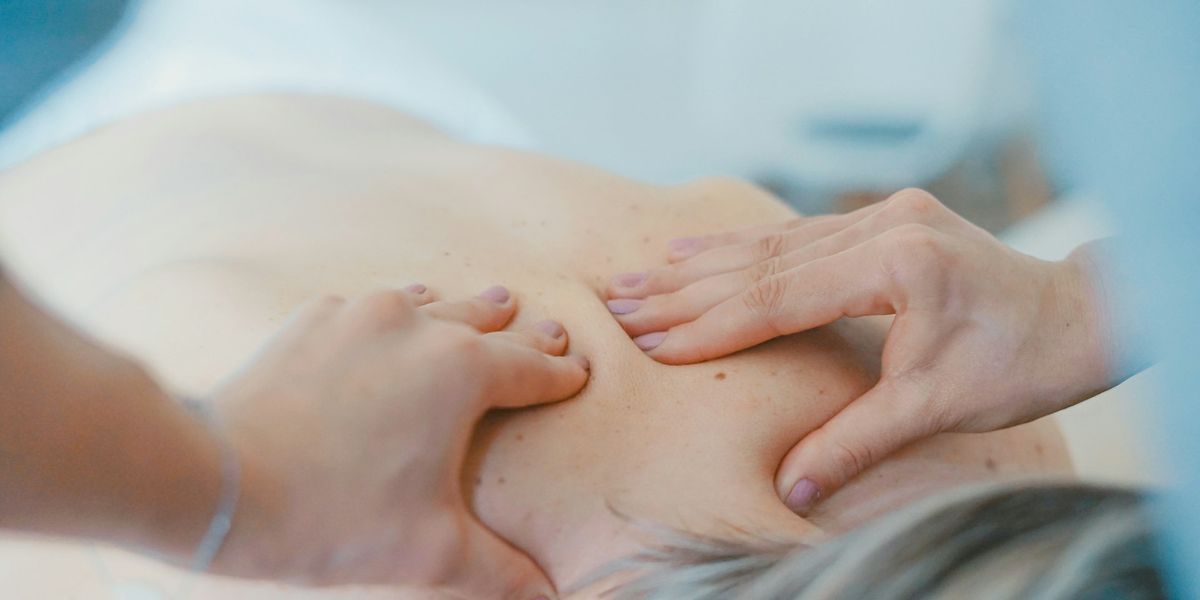 Un kinésithérapeute traite la nuque et les épaules d’un patient